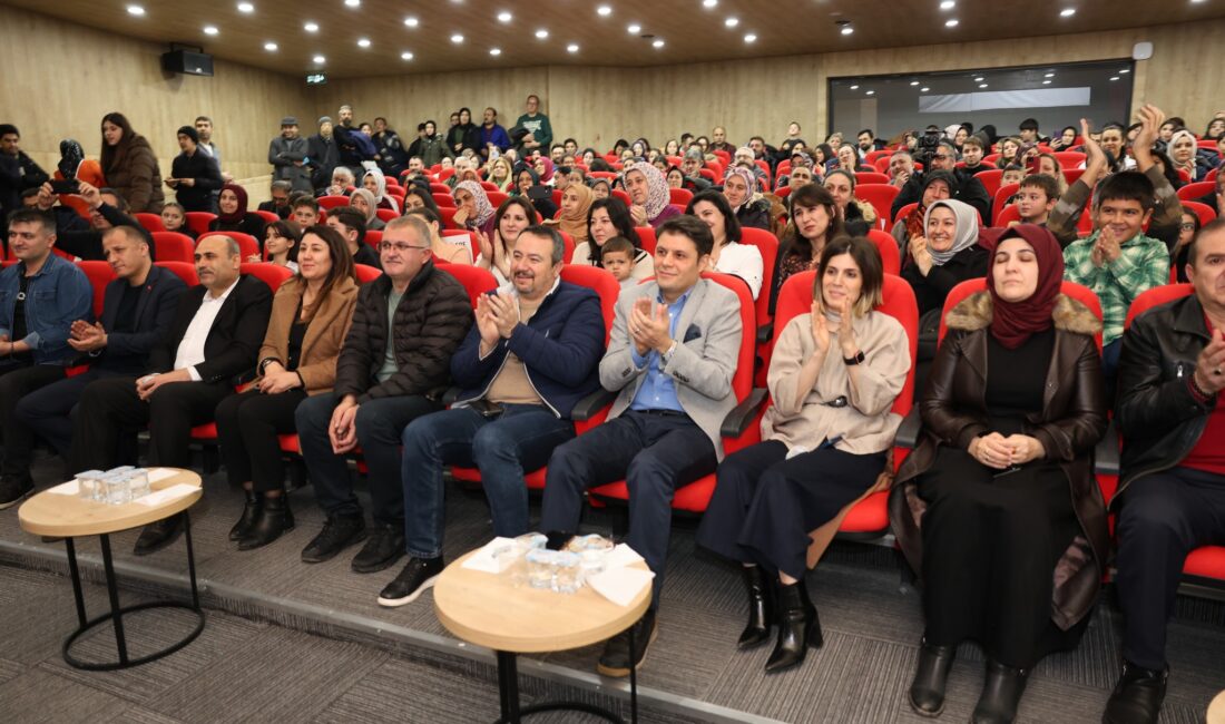 Sandıklı’da türkülerle geçmişe yolculuk Afyonkarahisar’ın Sandıklı ilçesinde "Hikayeleriyle Türkülerimiz" etkinliği unutulmaz bir gece yaşattı.