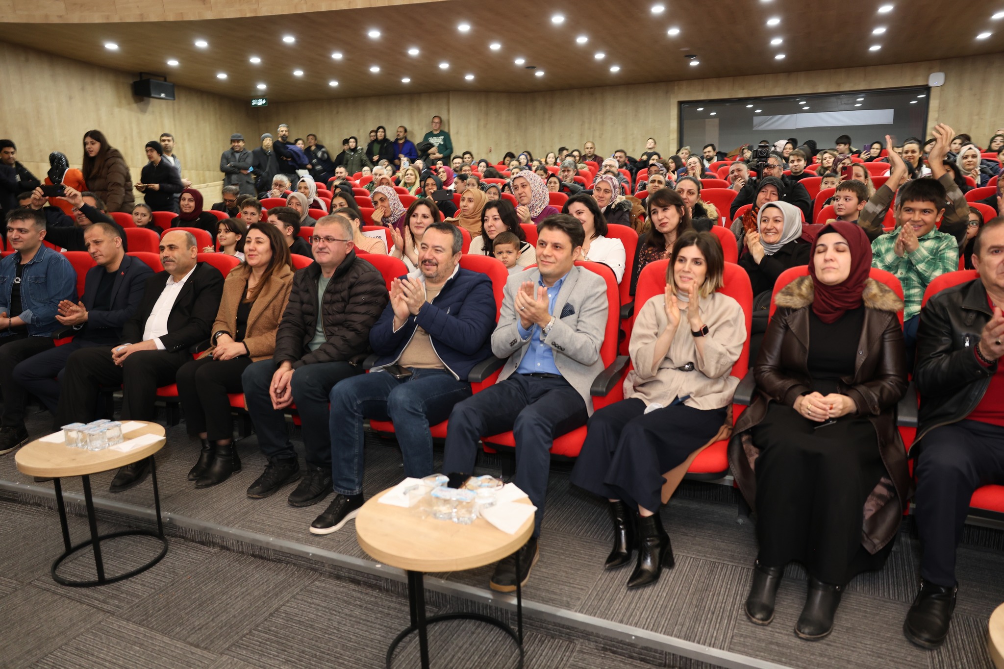 Afyonkarahisar’ın Sandıklı ilçesinde "Hikayeleriyle Türkülerimiz" etkinliği unutulmaz bir gece yaşattı.