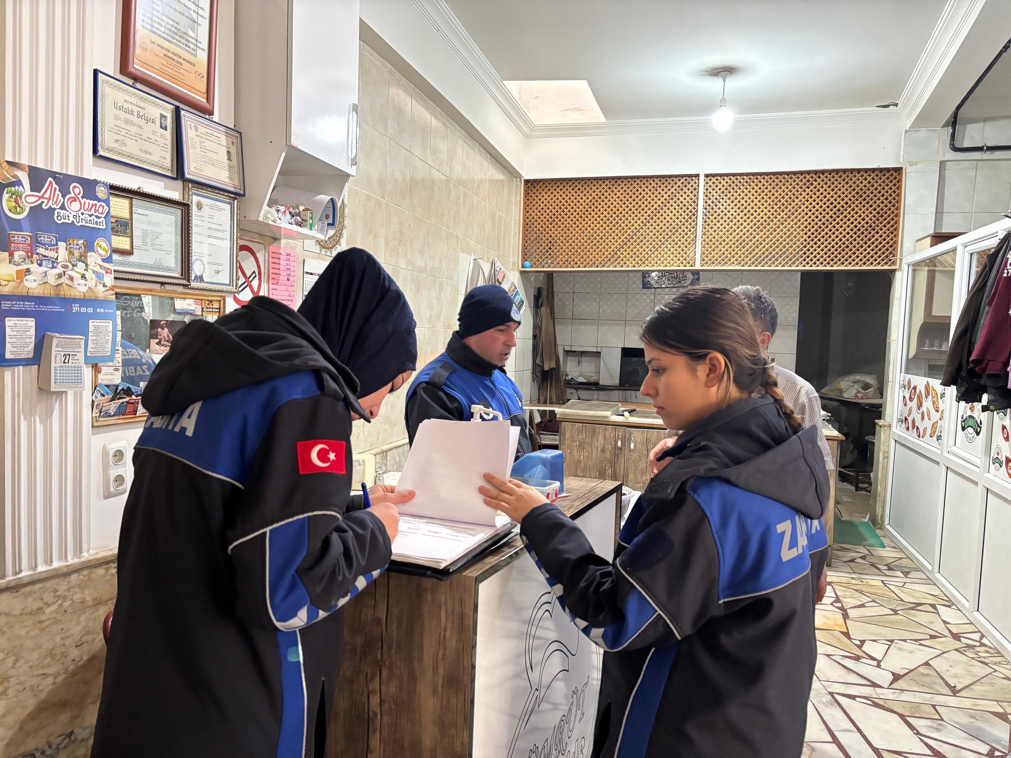 Çay’da zabıta ekipleri gıda işletmelerine yönelik denetimlerine devam ediyor.