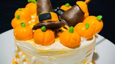 Kütahya'nın Gediz ilçesindeki Kız Mesleki Anadolu Lisesi öğrencileri, hünerlerini pasta