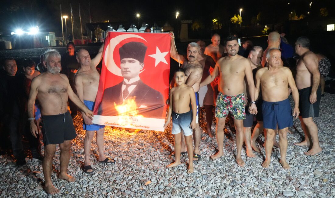 Antalya’da yaz-kış demeden denize girenler grubu, 2025 yılını dünyaca ünlü