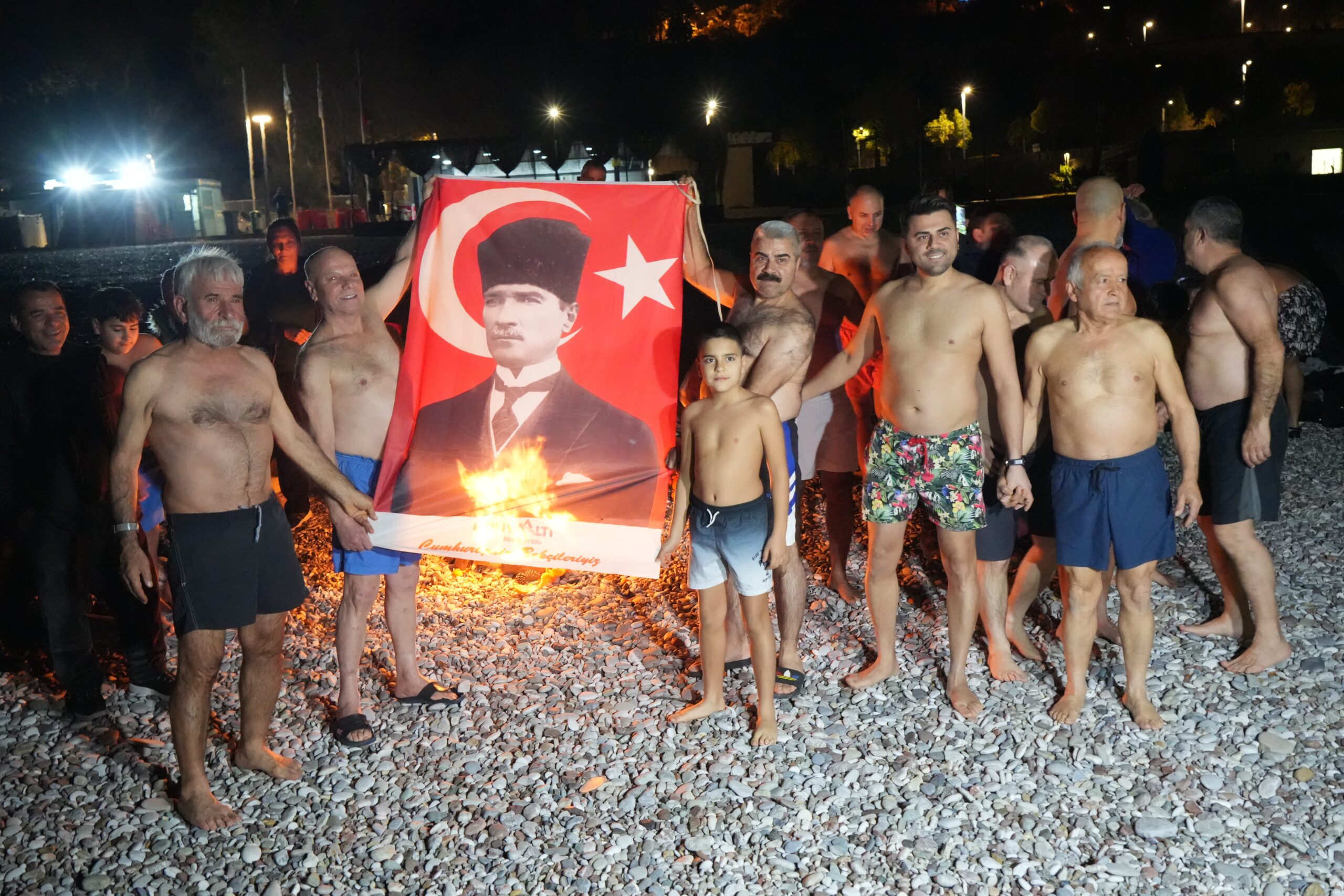 Antalya’da yaz-kış demeden denize girenler grubu, 2025 yılını dünyaca ünlü