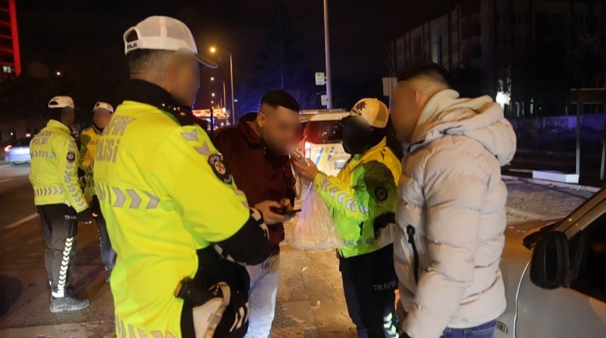 Konya’da yılbaşı nedeniyle gece boyunca yapılan denetimler sırasında polis kontrol