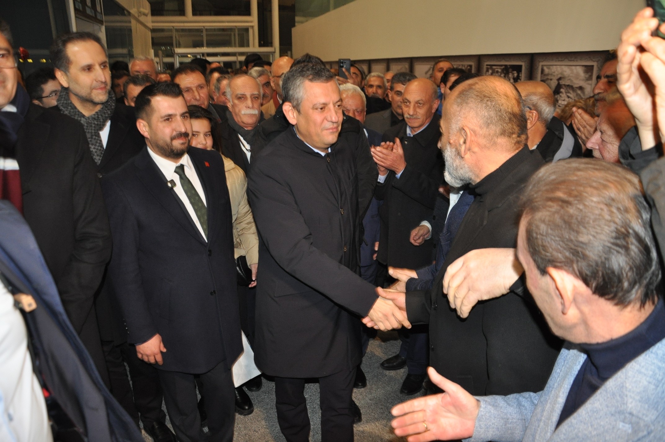 Cumhuriyet Halk Partisi (CHP) Genel Başkanı Özgür Özel, bir dizi