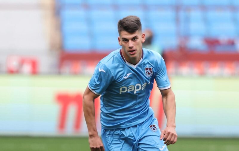Trabzonspor’un genç sağ beki Oğuzhan Yılmaz, Avrupa’dan ve Türkiye’den bir