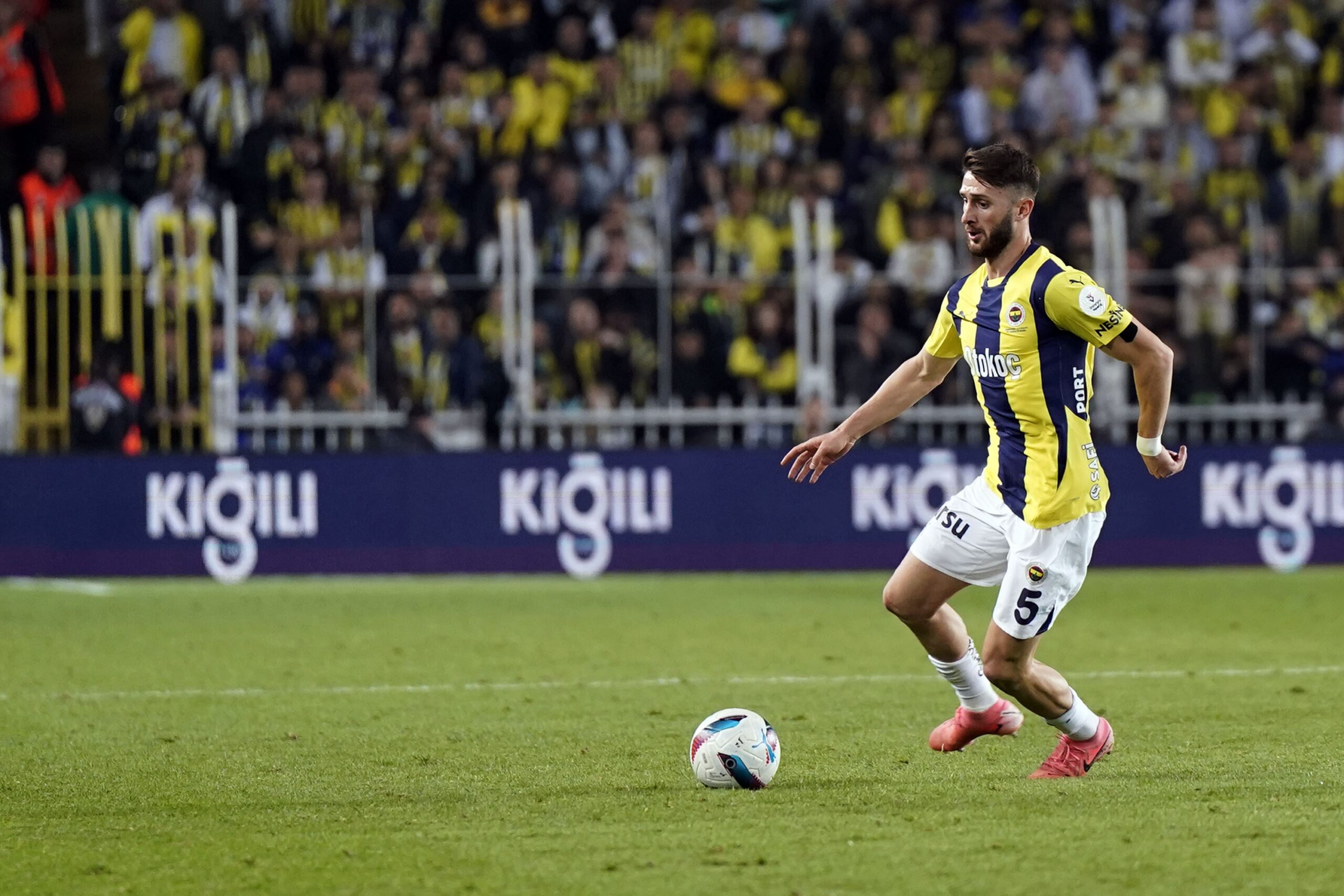 Fenerbahçe forması giyen milli futbolcu İsmail Yüksek’in sağ arka adalesinde