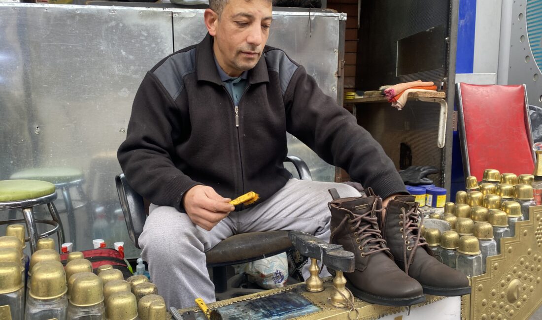 Eskişehir'de ayakkabı boyacılığı yapan Birol Kuyucan, boya sandığının üzerine yazdığı