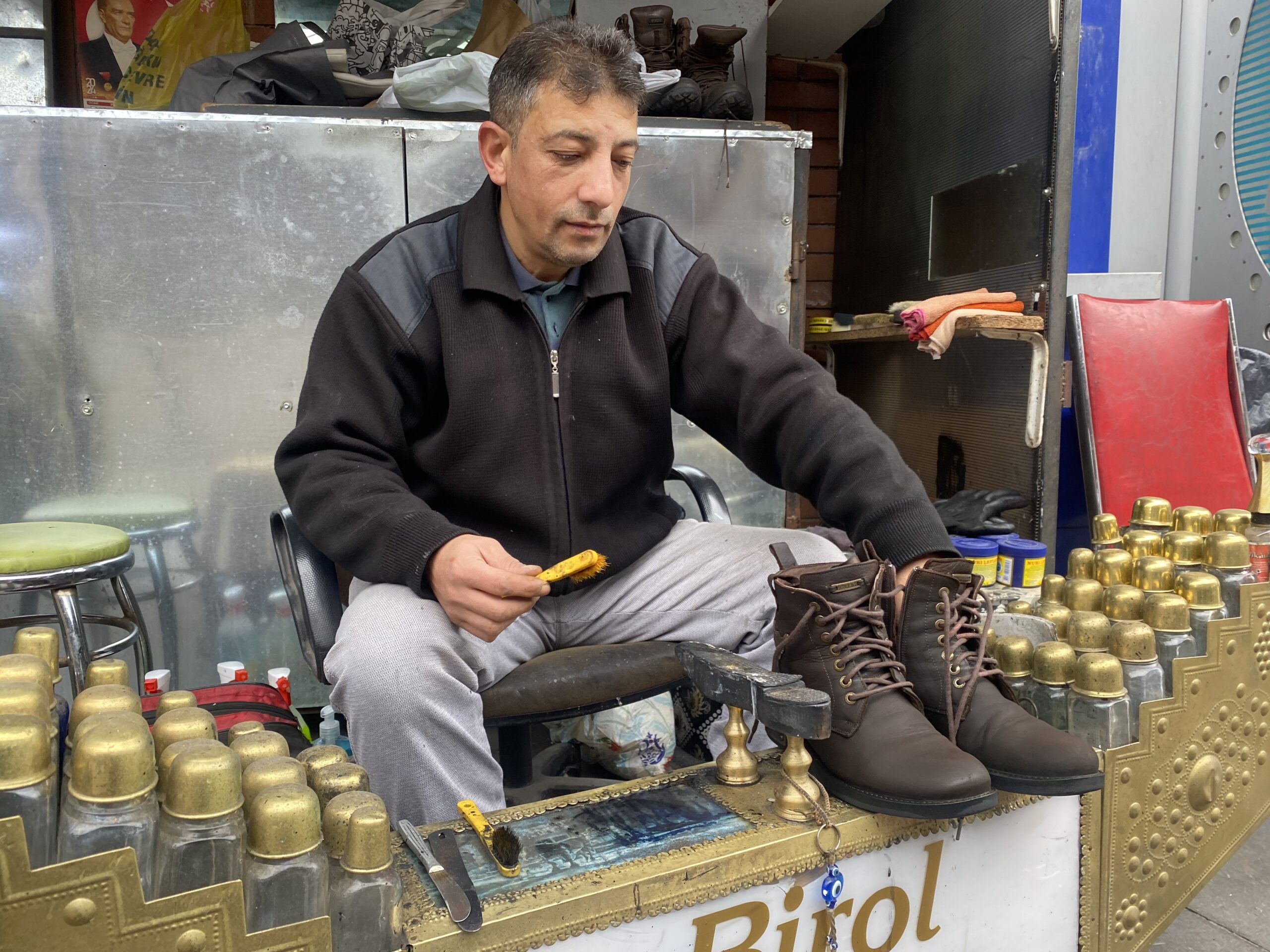 Eskişehir'de ayakkabı boyacılığı yapan Birol Kuyucan, boya sandığının üzerine yazdığı