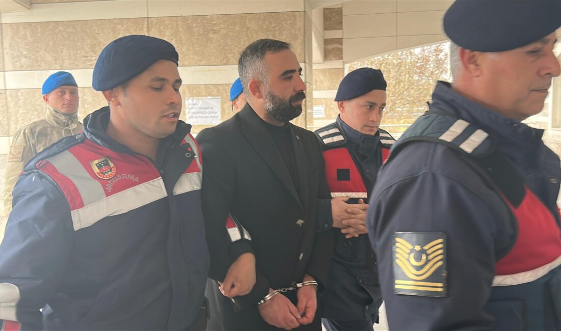 Uşak'ta yılbaşı gecesi meydana gelen cinayet olayının zanlısı, çıkarıldığı mahkeme