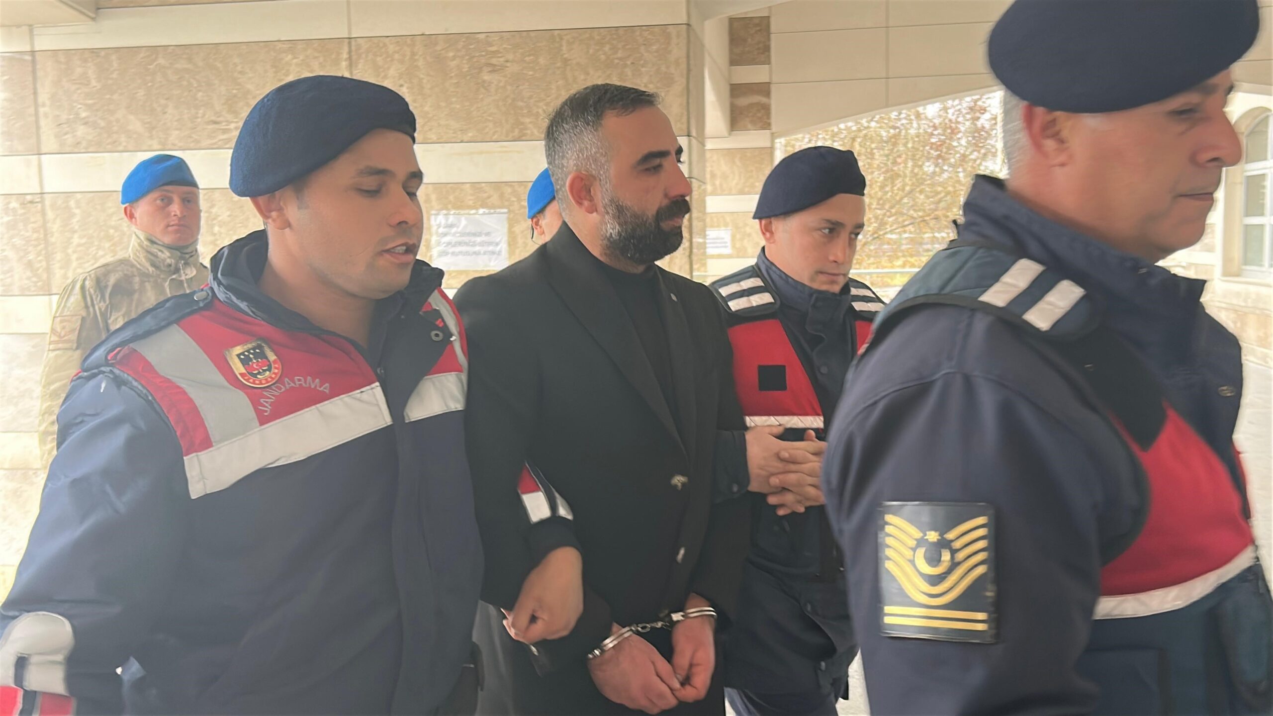 Uşak'ta yılbaşı gecesi meydana gelen cinayet olayının zanlısı, çıkarıldığı mahkeme