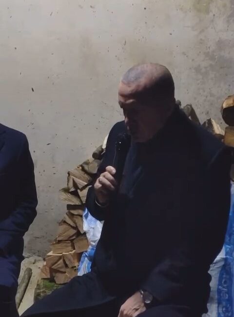 Cumhurbaşkanı Erdoğan, Kur’an-ı Kerim okudu. Cumhurbaşkanı Recep Tayyip Erdoğan, komşusu Muhammet Karslı’nın taziyesinde Kur'an-ı Kerim okudu.