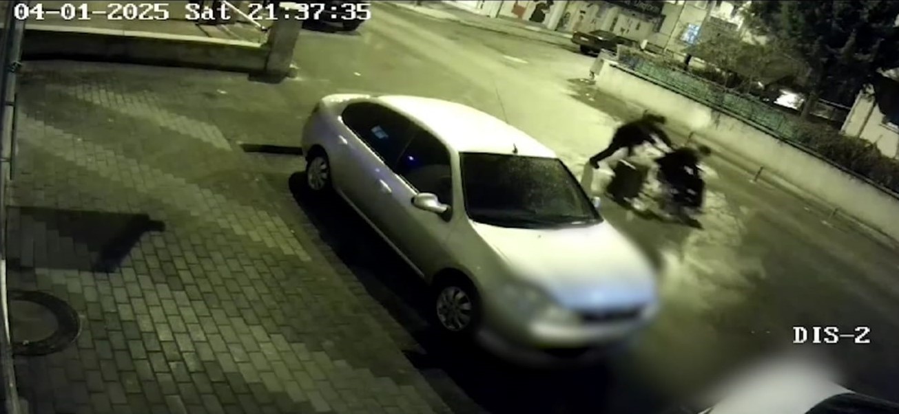Kayseri'nin Kocasinan ilçesinde 2 adet tekerlekli sandalye çalan şahıslar, polis