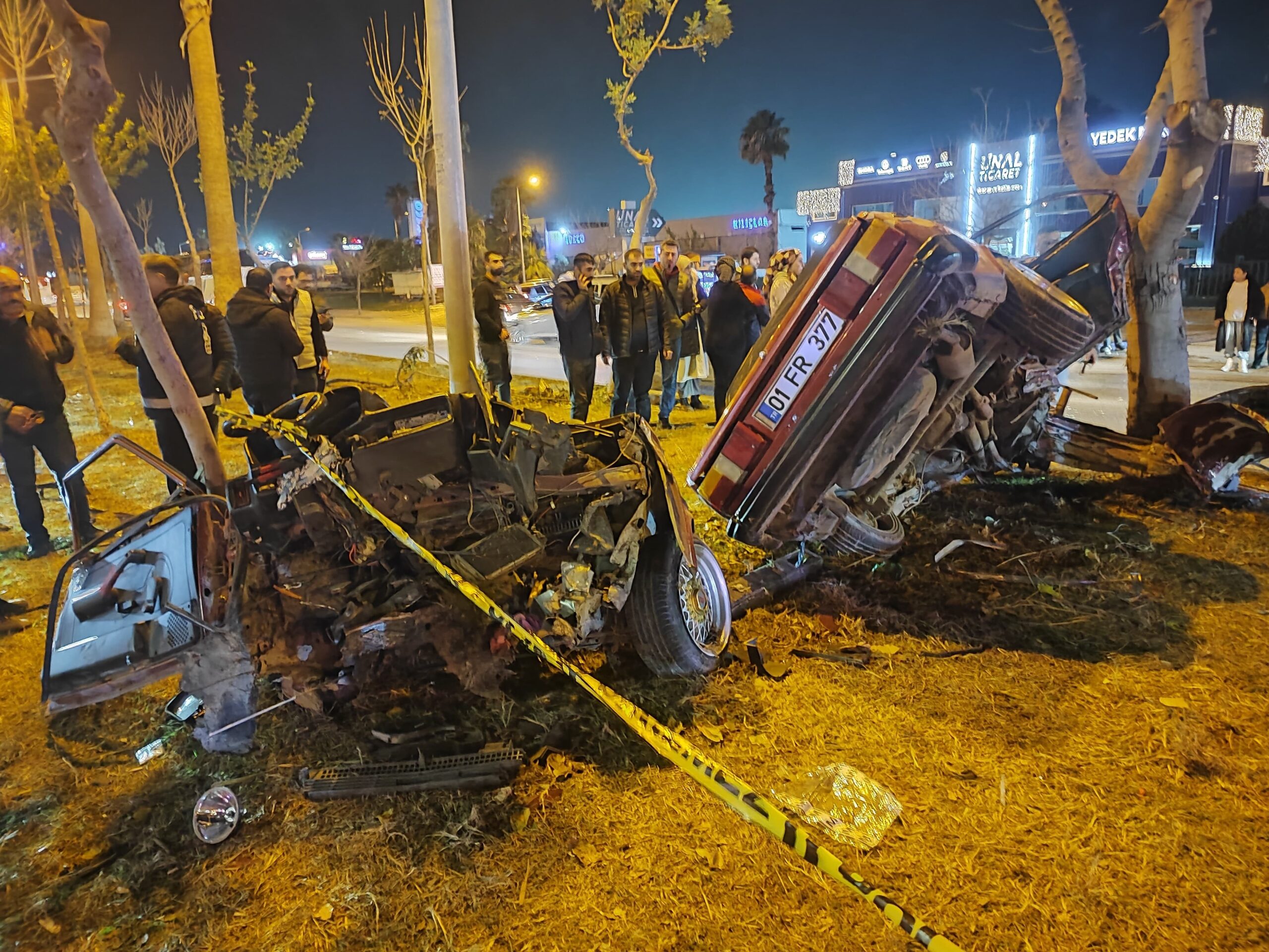 Adana'da ağaçlara çarpan otomobilin ikiye ayrıldığı trafik kazasında ölü sayısı