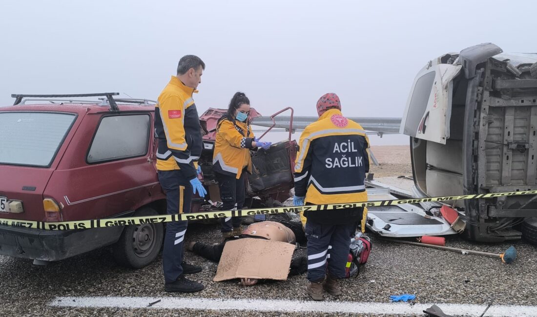 Kırşehir’de yoğun sis nedeniyle meydana gelen trafik kazasında, biri servis