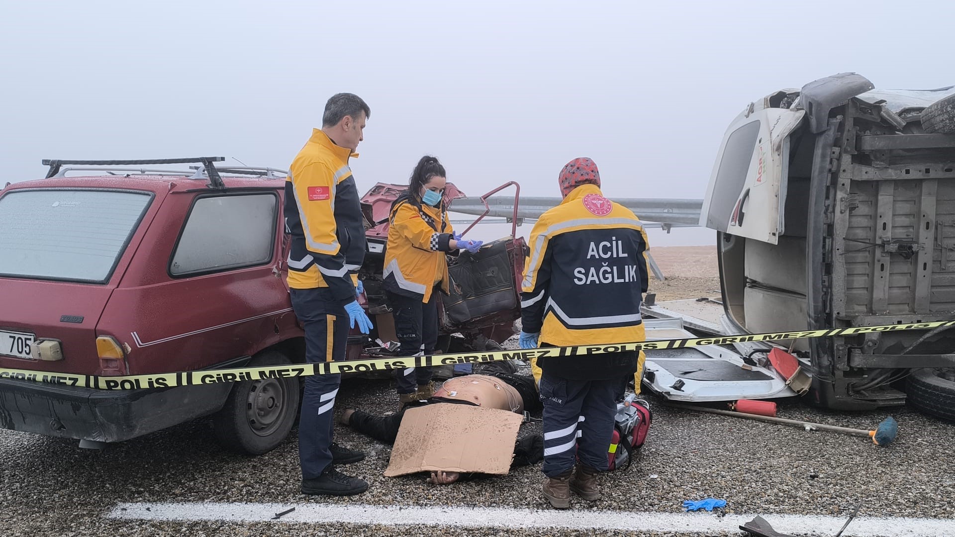 Kırşehir’de yoğun sis nedeniyle meydana gelen trafik kazasında, biri servis