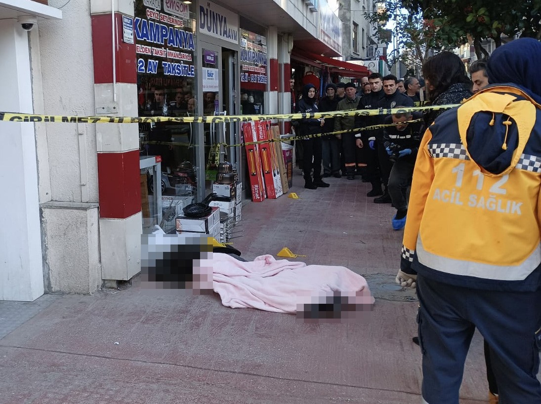 Kocaeli'nin Karamürsel ilçesinde bir kişinin kaldırımda öldürüldüğü anların güvenlik kamera