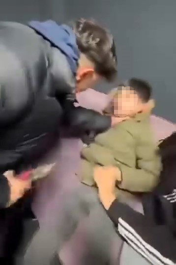 Esenyurt'ta 14 ve 17 yaşlarında 2 kişi, bir çocuğu internet