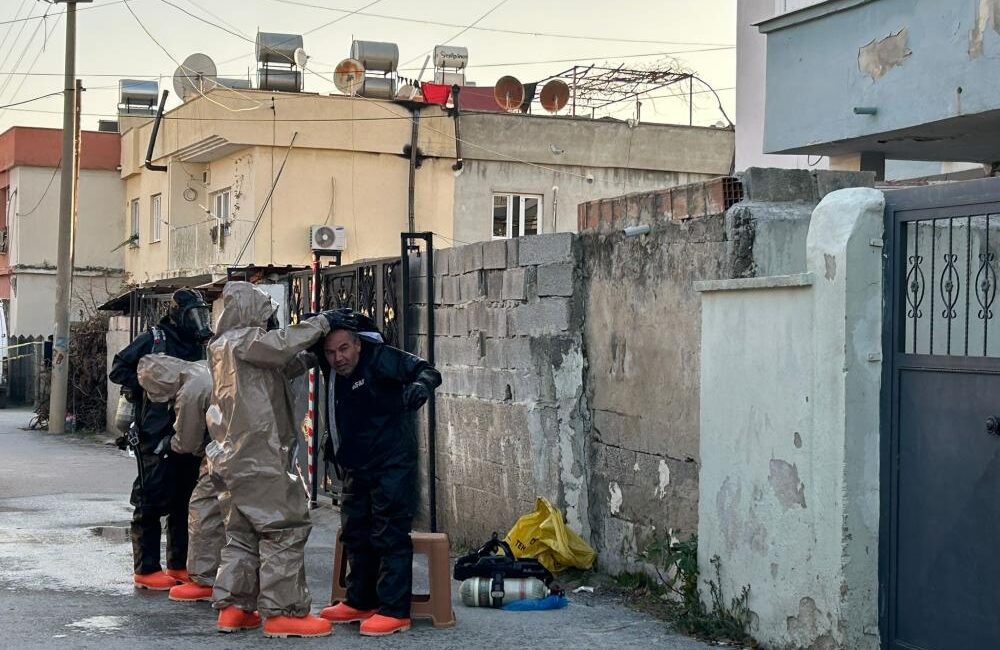 Mersin'in Tarsus ilçesinde zehirlenme şüphesiyle hastaneye kaldırılan 8 kişilik aileden