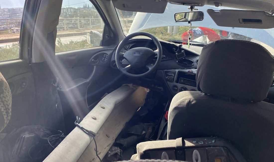Kocaeli'nin İzmit ilçesinde seyir halindeki otomobil bariyere ok gibi saplandı.