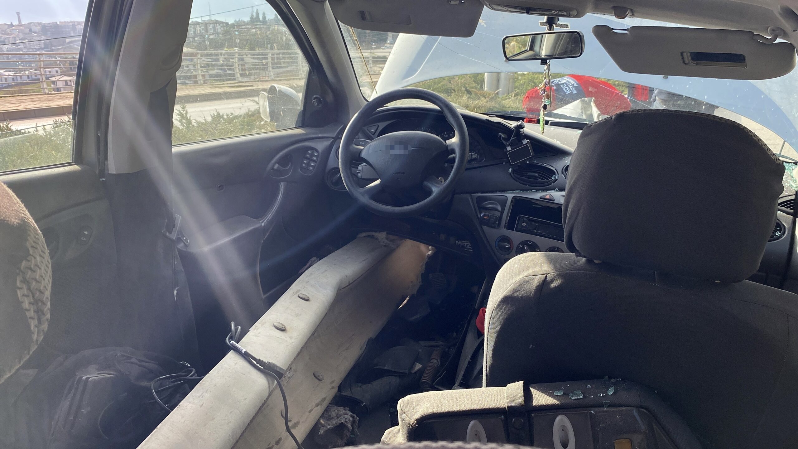 Kocaeli'nin İzmit ilçesinde seyir halindeki otomobil bariyere ok gibi saplandı.