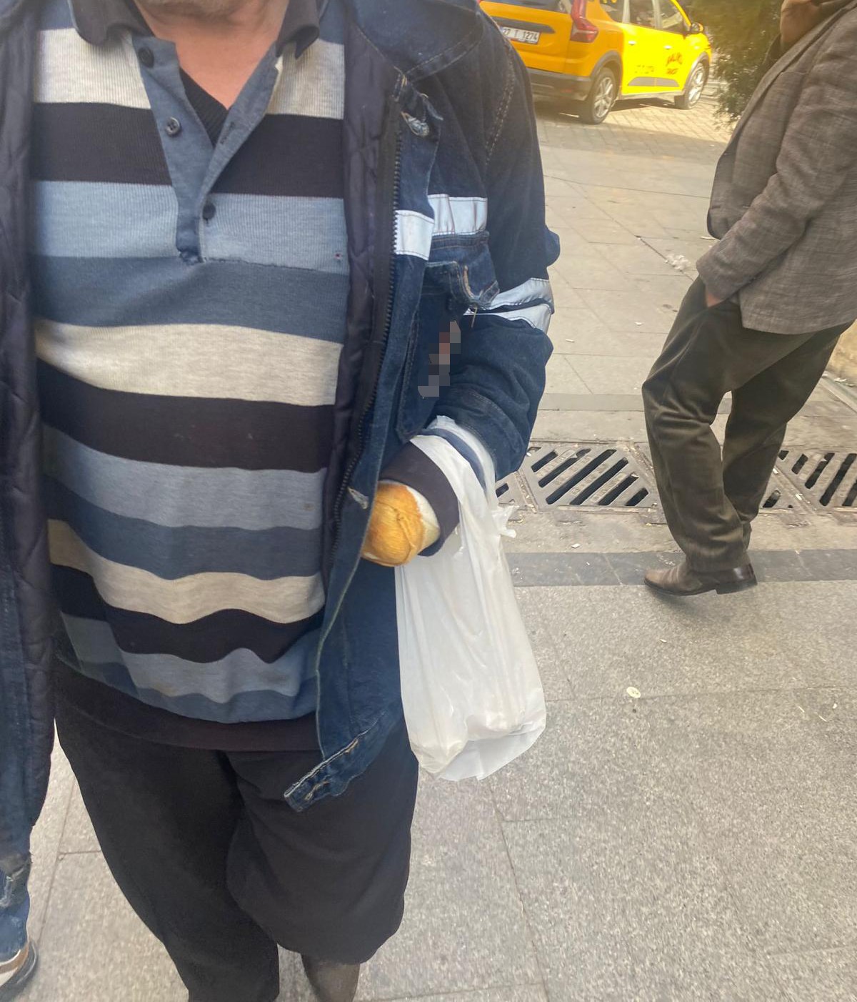 Gaziantep'te engelli taklidi yapan dilenciye, zabıta ekiplerince cezai işlem uygulandı.