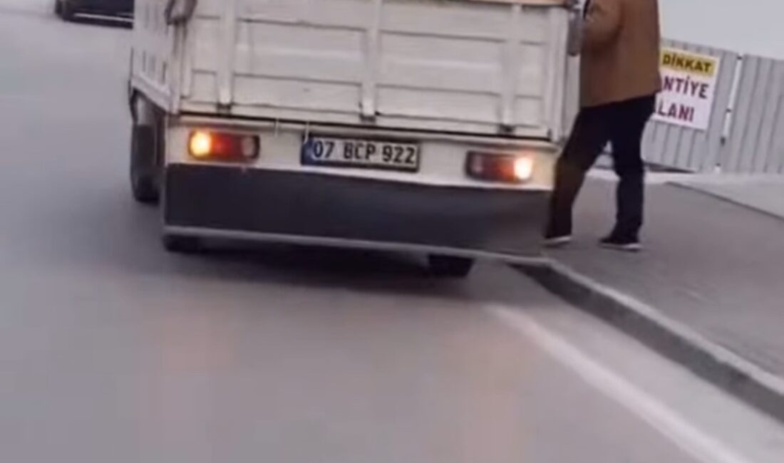 Bursa'da seyir halindeki kamyonetin kasasına düşen sigara taşınan malzemeleri tutuşturdu.