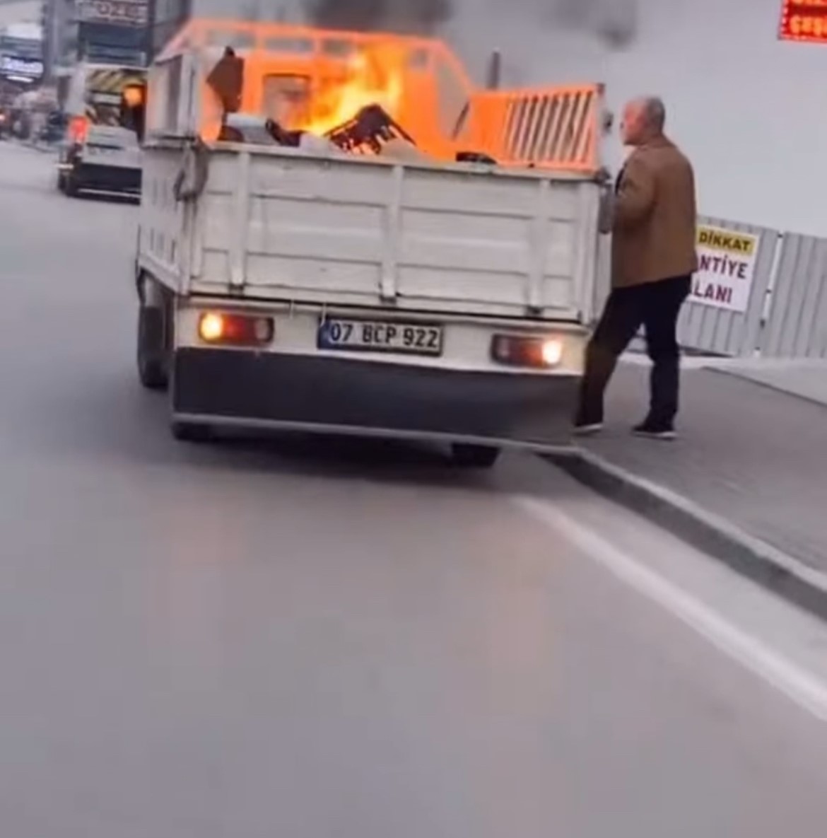  Bursa'da seyir halindeki kamyonetin kasasına düşen sigara taşınan malzemeleri tutuşturdu.