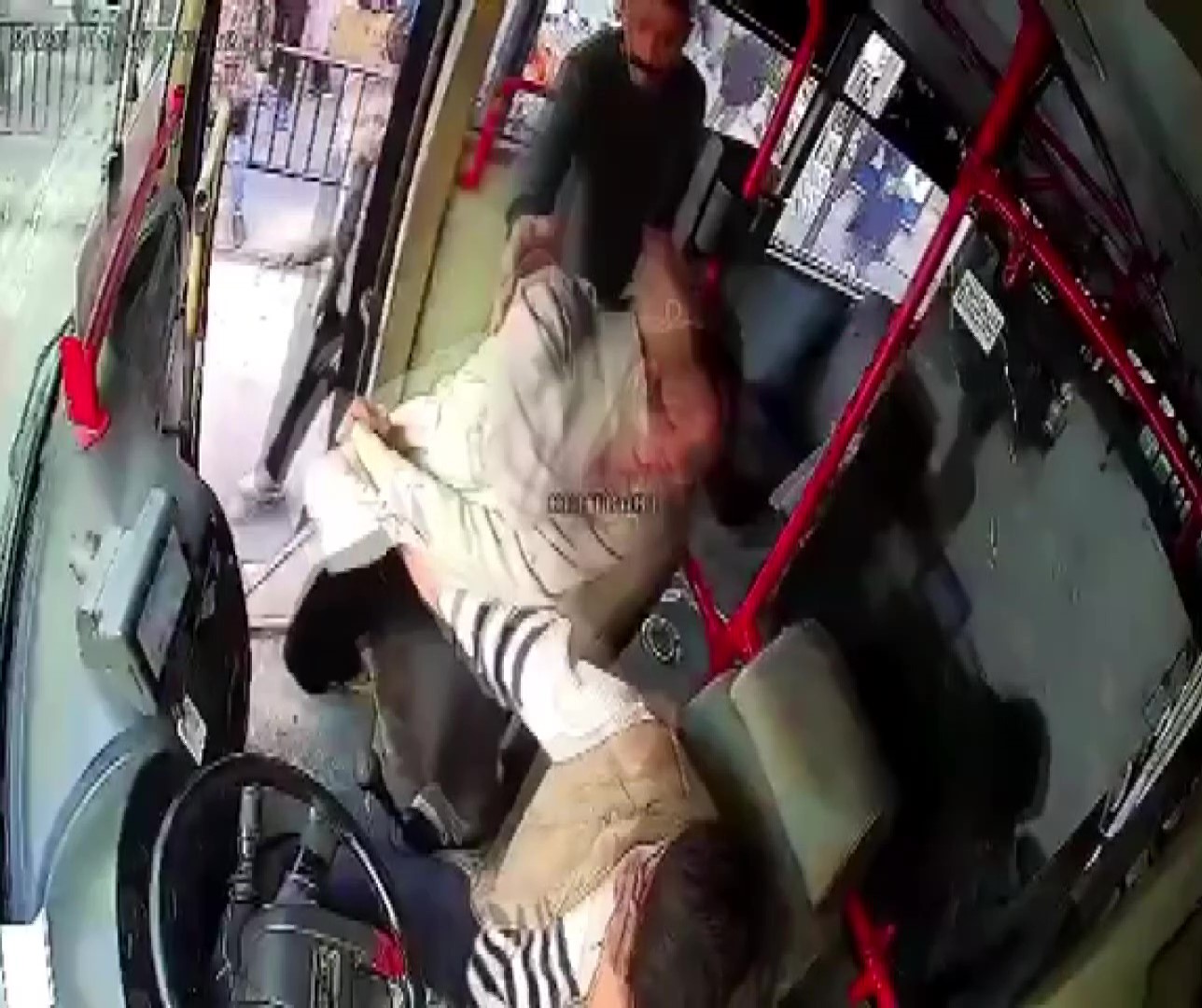 Adana'da bir kadın, çocuğunu göstermediğini öne sürdüğü boşanma aşamasındaki kocasına,