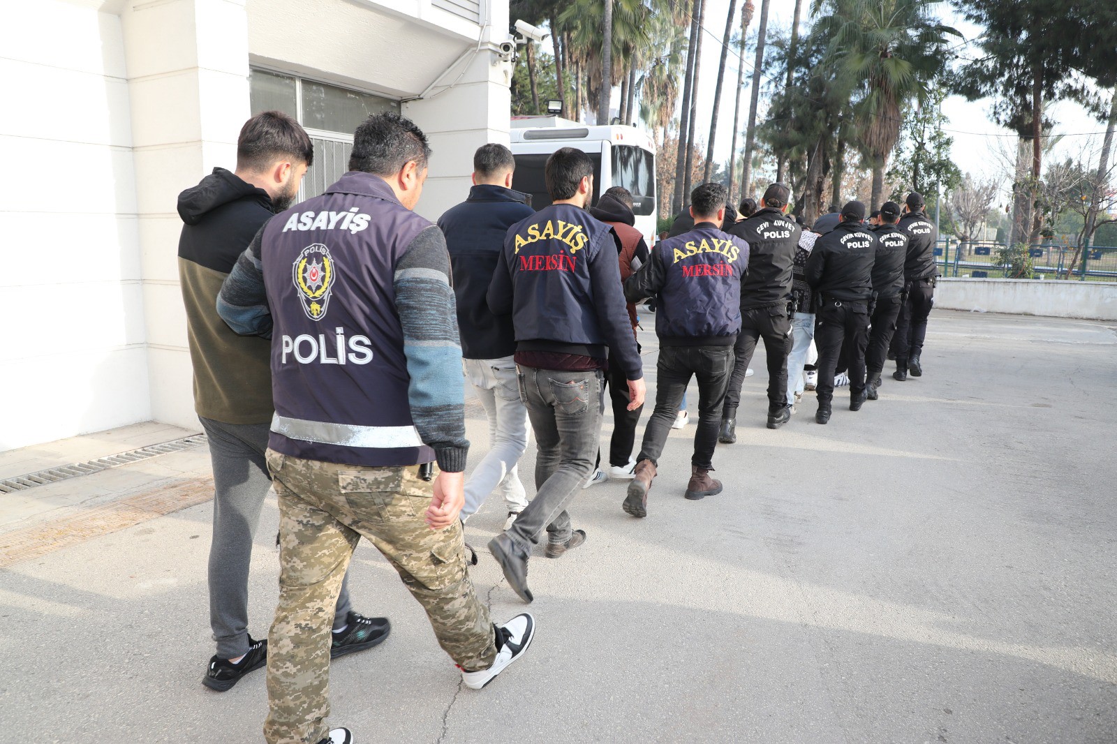 Mersin merkezli 10 ilde polisin düzenlediği operasyonla 190 milyon 965
