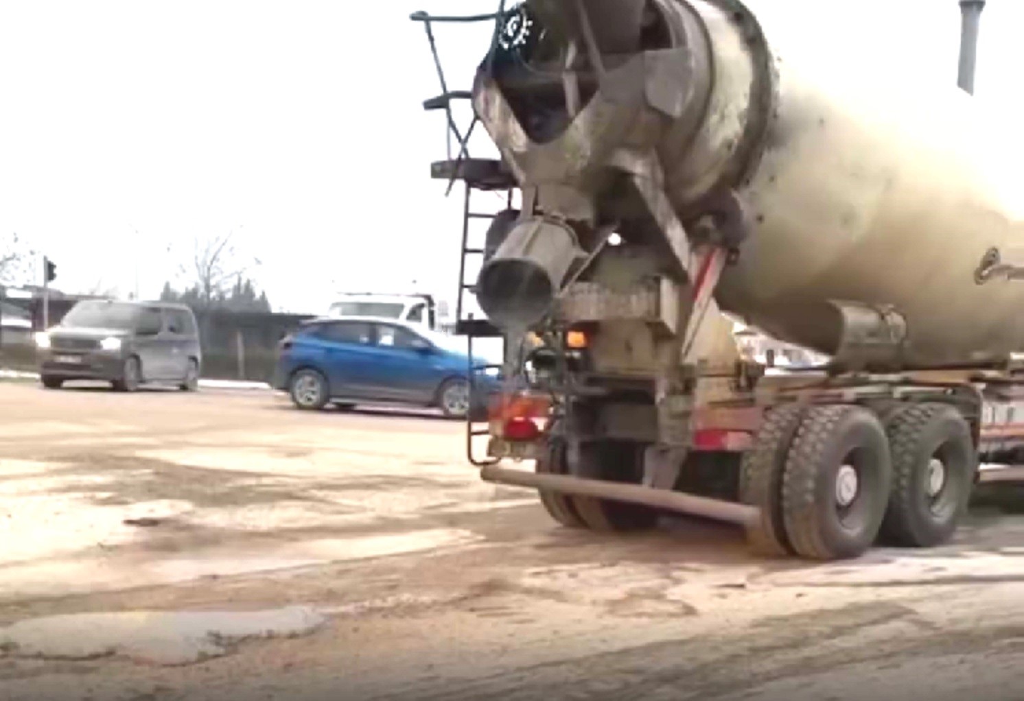 Hatay’da karayoluna sıvı beton dökerek giden mikser’in sürücüsüne 2 bin