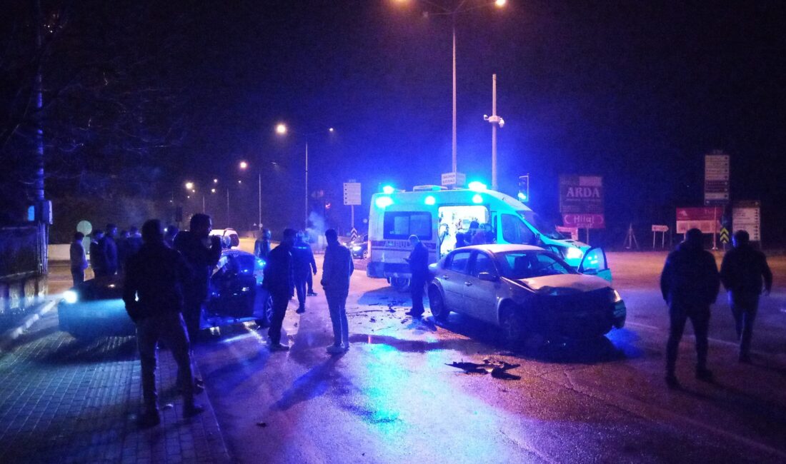 Bursa'nın İnegöl ilçesinde ambulansa yol vermek isterken 2 otomobil çarpıştığı