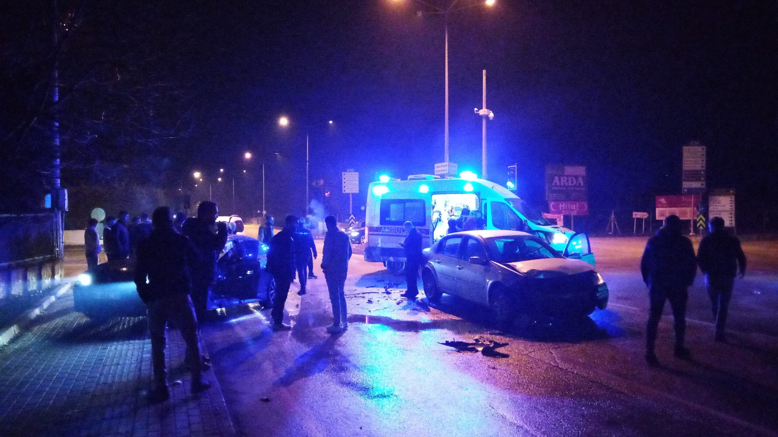 Bursa'nın İnegöl ilçesinde ambulansa yol vermek isterken 2 otomobil çarpıştığı