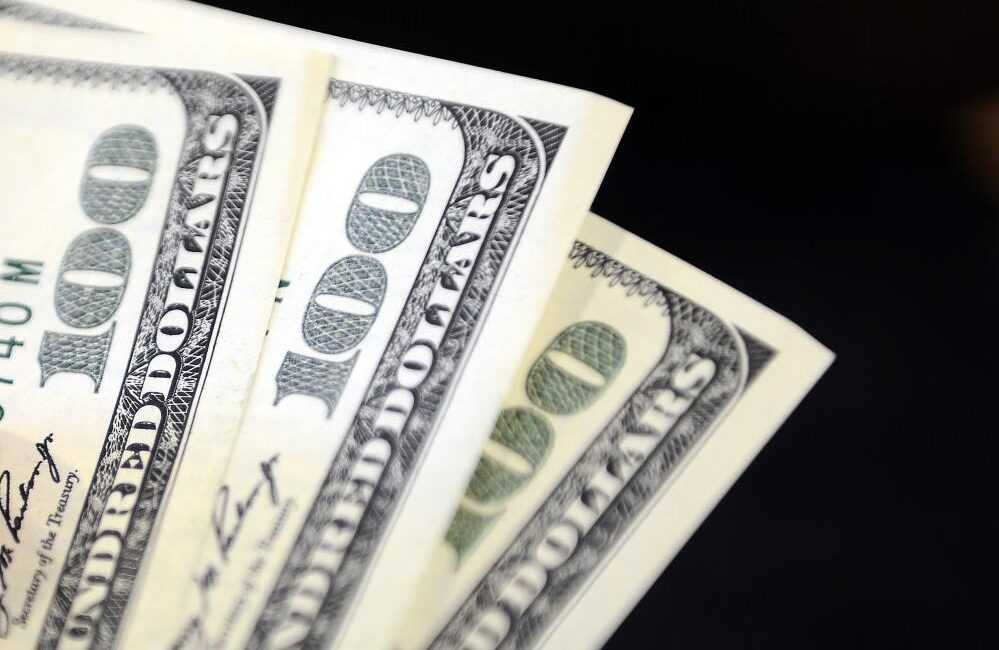 Serbest piyasada döviz fiyatları Dolar 35,4880 liradan, euro ise 36,3640 liradan haftaya başladı. İstanbul
