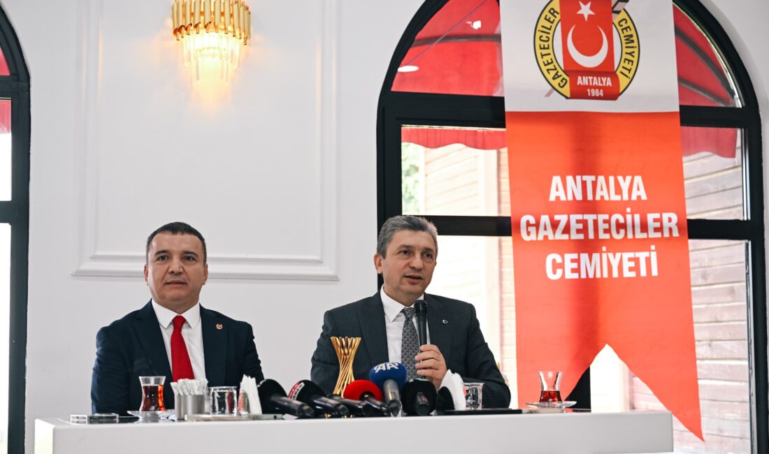 Antalya Gazeteciler Cemiyeti lokalinde basın mensuplarıyla bir araya gelen Antalya Valisi Hulusi Şahin,