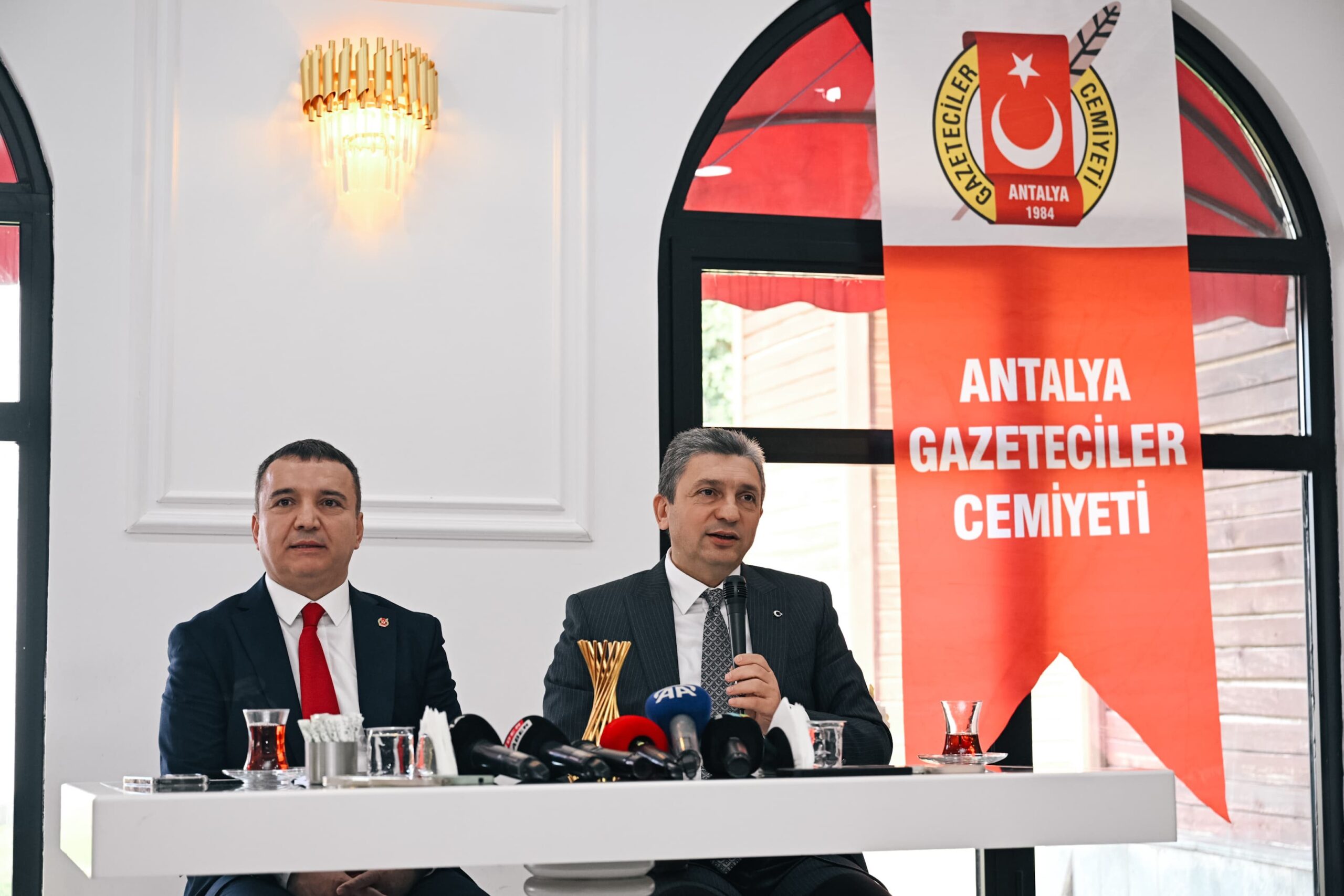 Antalya Gazeteciler Cemiyeti lokalinde basın mensuplarıyla bir araya gelen Antalya Valisi Hulusi Şahin,