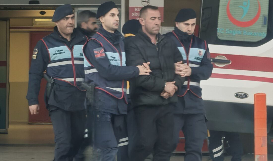 Ailesini silahla rehin alan şahıs tutuklandı Bursa'nın İnegöl ilçesinde ailesini silahla rehin alan şahıs, tutuklanarak cezaevine