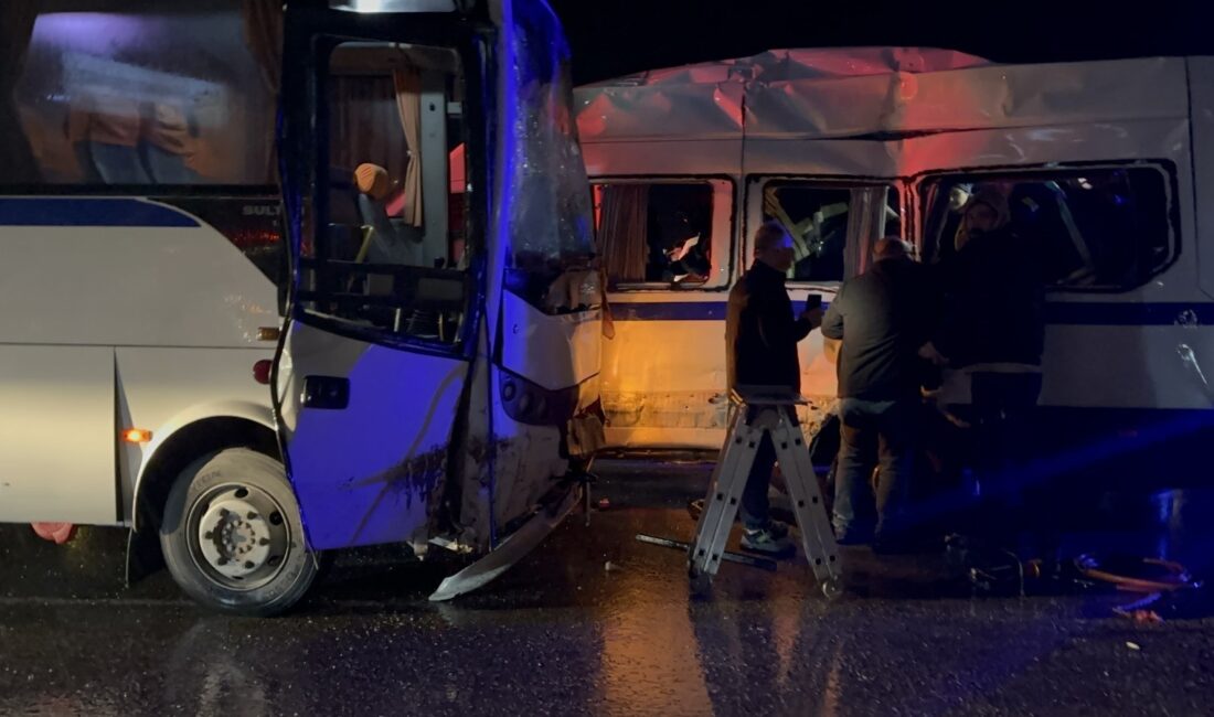 Manisa’nın Akhisar ilçesinde, iki işçi servisinin çarpışması sonucu 35 kişi