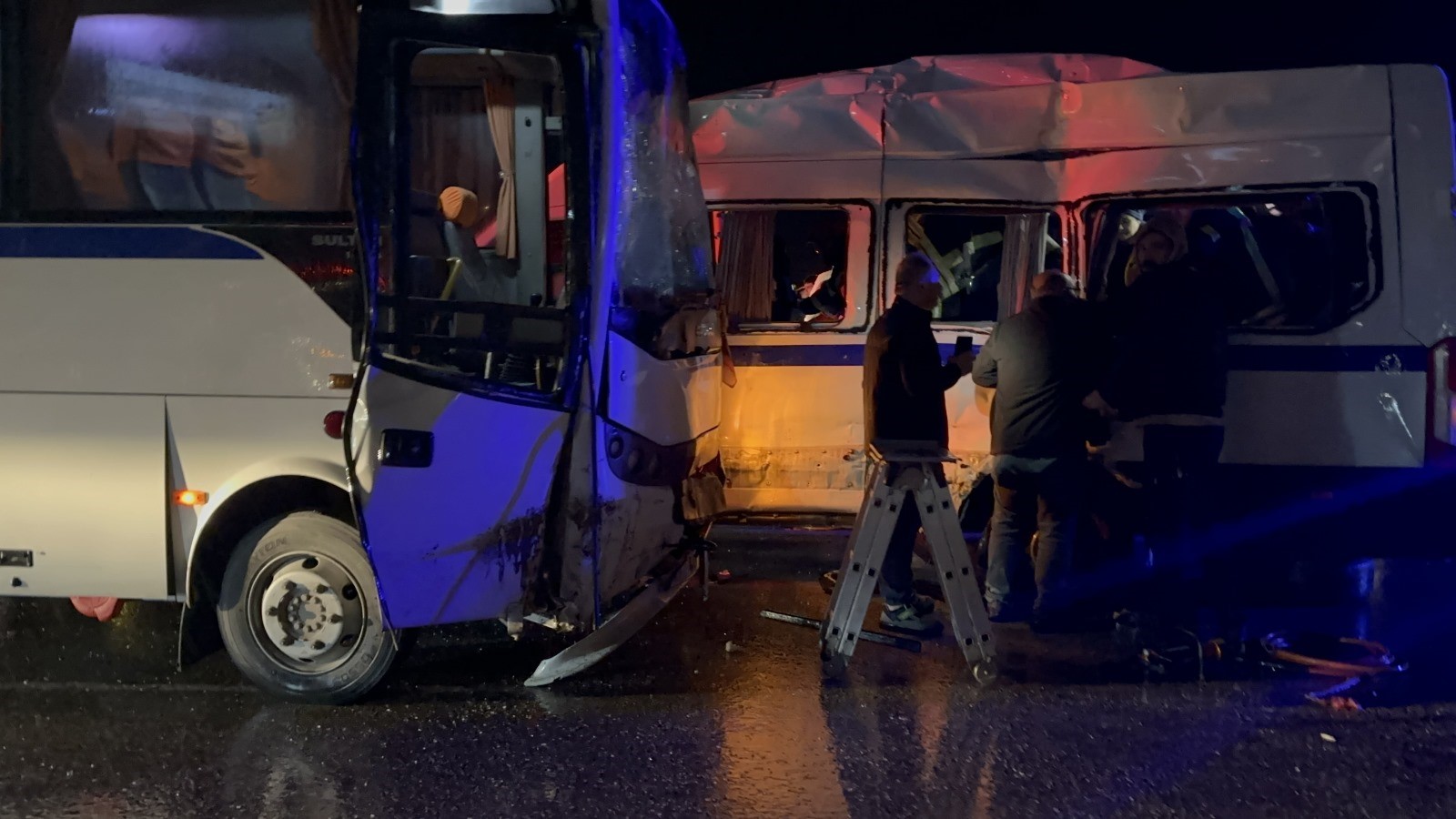 Manisa’nın Akhisar ilçesinde, iki işçi servisinin çarpışması sonucu 35 kişi
