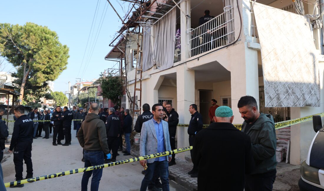  Adana'da karı-koca boğazı kesilerek, kız kardeş ise kalbinden bıçaklanarak evlerinde