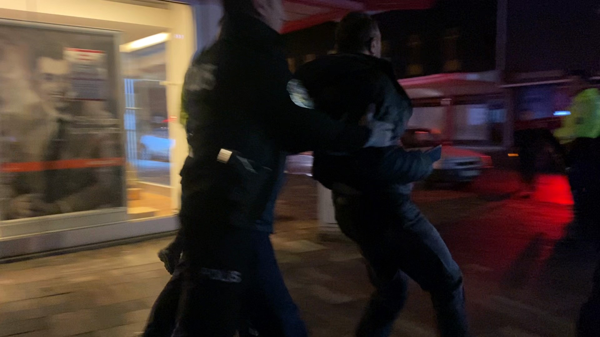 Bursa'nın İnegöl ilçesinde polisin uygulamasını görünce aracını park edip para