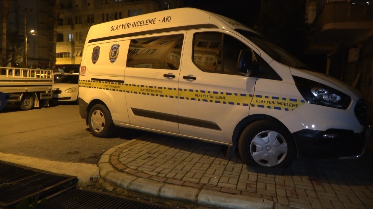 Antalya'nın Alanya ilçesinde akşam saatlerinde alacak-verecek meselesi yüzünden kendi işyeri