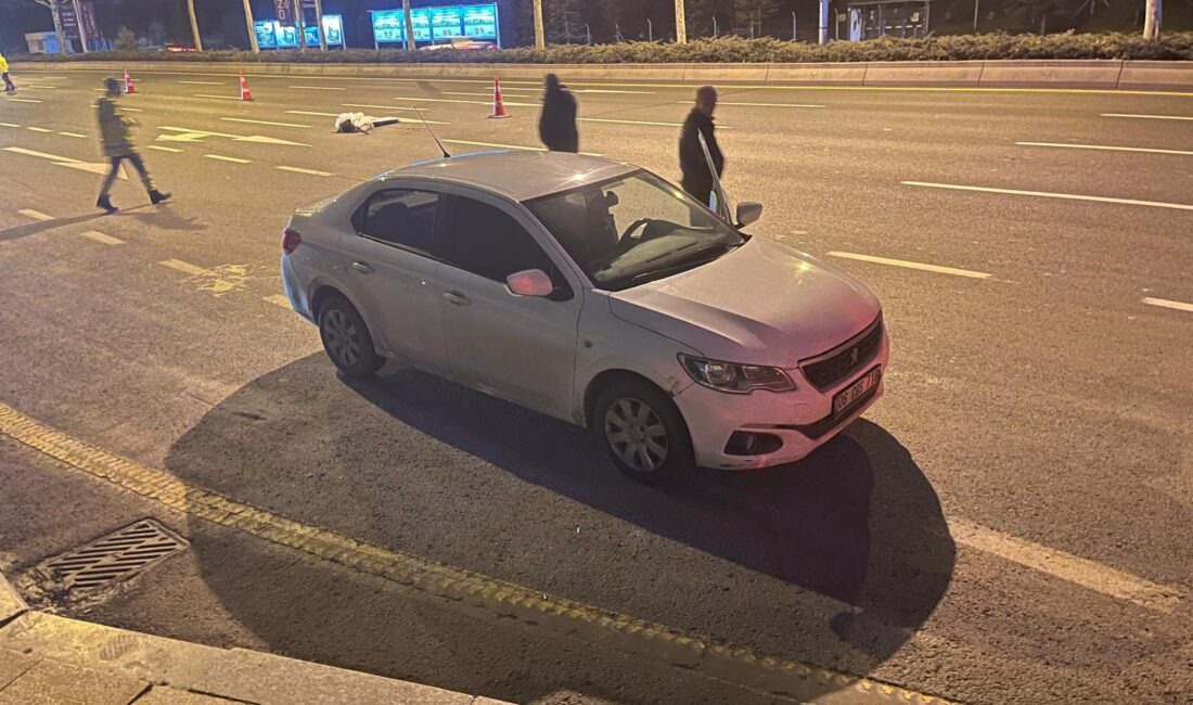 Ankara’nın Çankaya ilçesinde bir kadın, seyir halindeki araçtan atladı. Arkadan