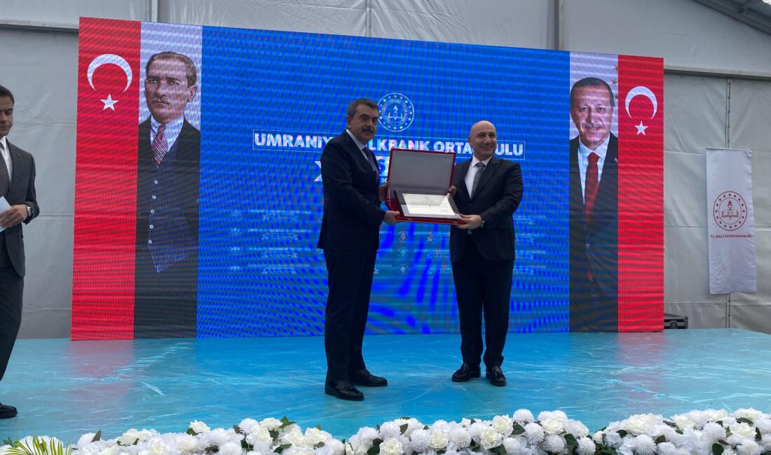 Ümraniye'de okul açılışı ve karne dağıtım törenine katılan Milli Eğitim
