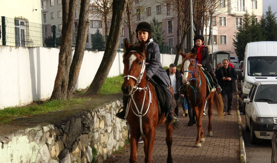 Karabük'ün Safranbolu ilçesinde ilkokul öğrencisi 2 kardeş, karne almaya atlarla