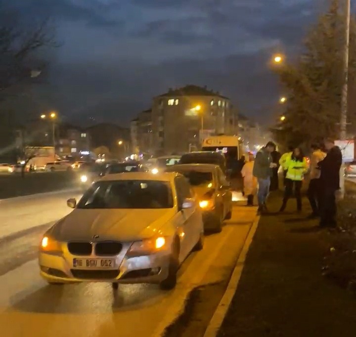 Bursa'nın İnegöl ilçesinde 4 aracın karıştığı zincirleme kazada 2 kişi