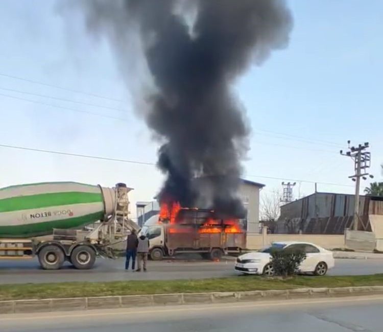 Alev alev yanan kamyoneti ile trafikte seyretti Mersin'de kasası alev alan kamyoneti ile bir süre ilerleyen sürücü,