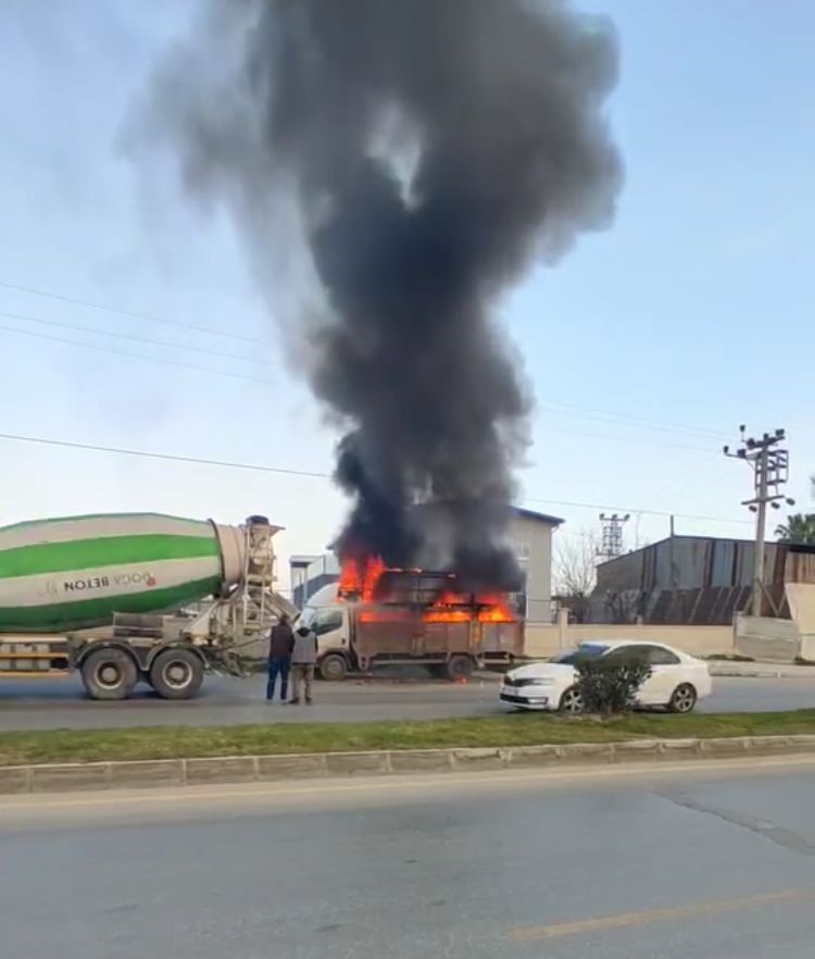  Mersin'de kasası alev alan kamyoneti ile bir süre ilerleyen sürücü,