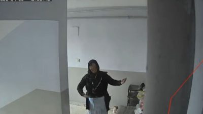 Bursa'nın İnegöl ilçesinde kimliği belirsiz bir kadın, girdiği sitelerdeki dairelerin