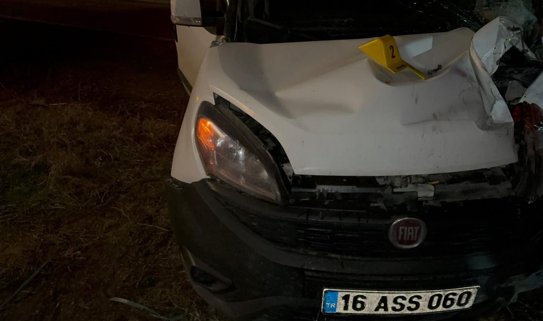 Afyonkarahisar’ın Bolvadin ilçesinde, arıza yapan aracının başında bekleyen Güven A.,