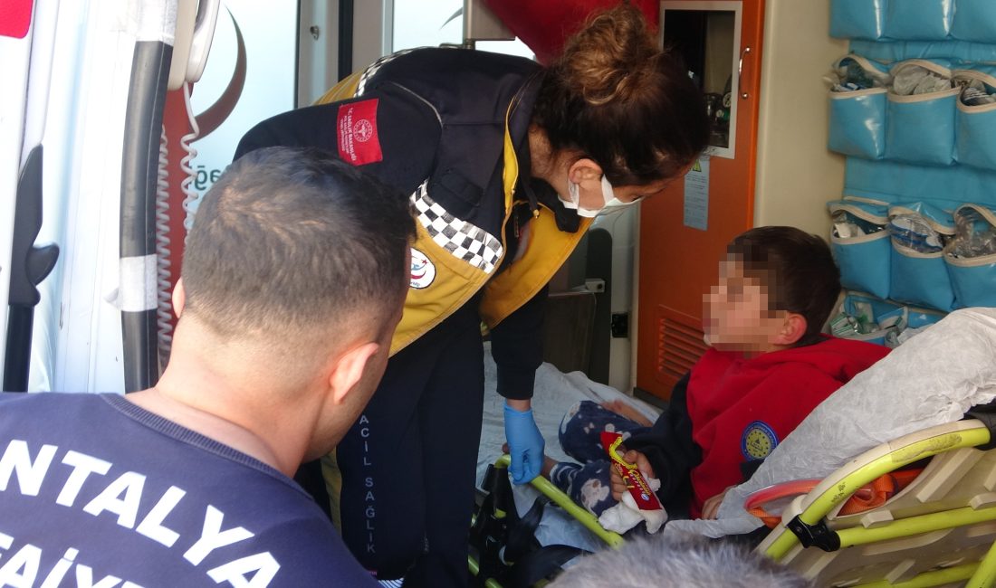 Antalya'da iki katlı bir gecekonduda çıkan yangında evde yalnız bırakılan